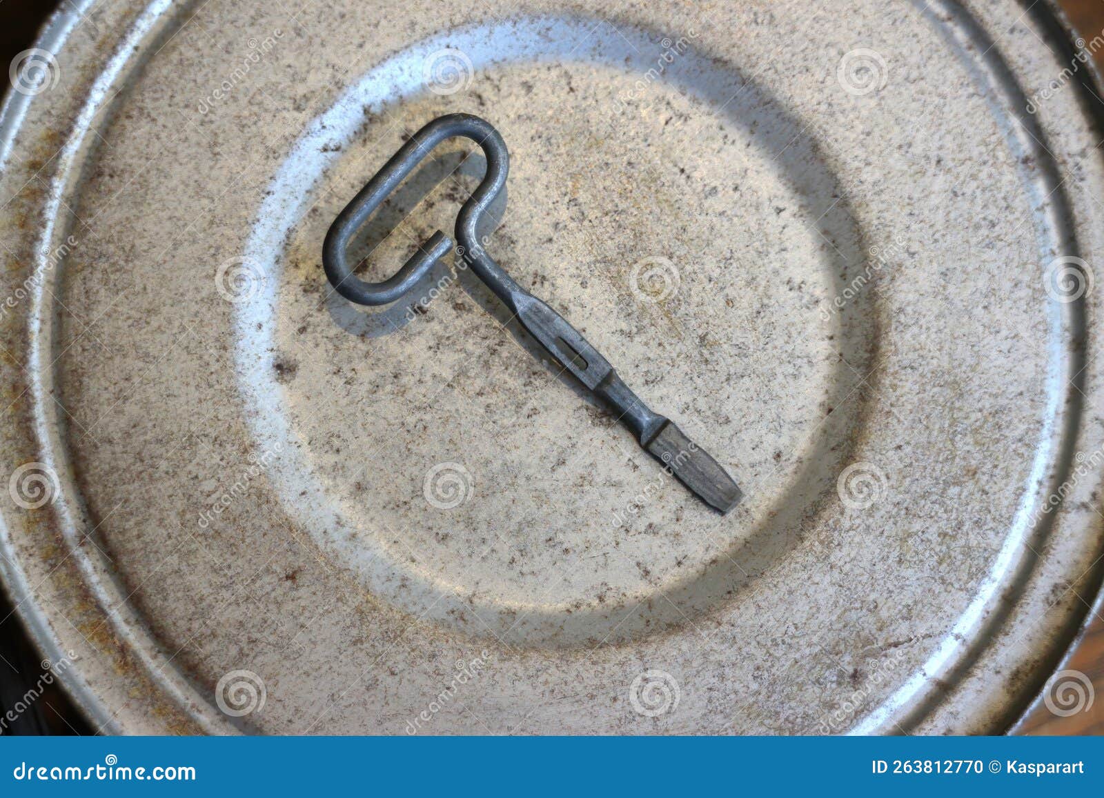 https://thumbs.dreamstime.com/z/cover-old-rusty-tin-can-opener-top-cover-old-rusty-tin-can-opener-top-263812770.jpg