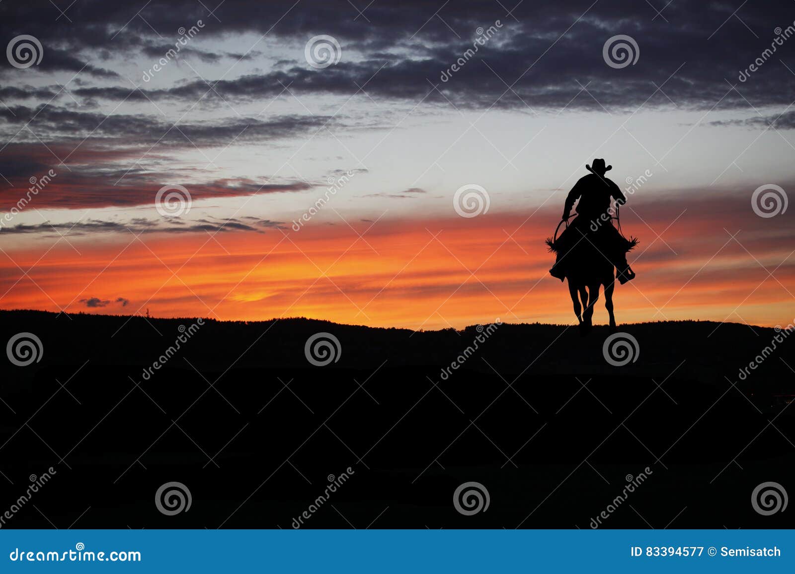 Cowboy auf einem Pferd stockbild. Bild von wolken, erwachsener - 83394577