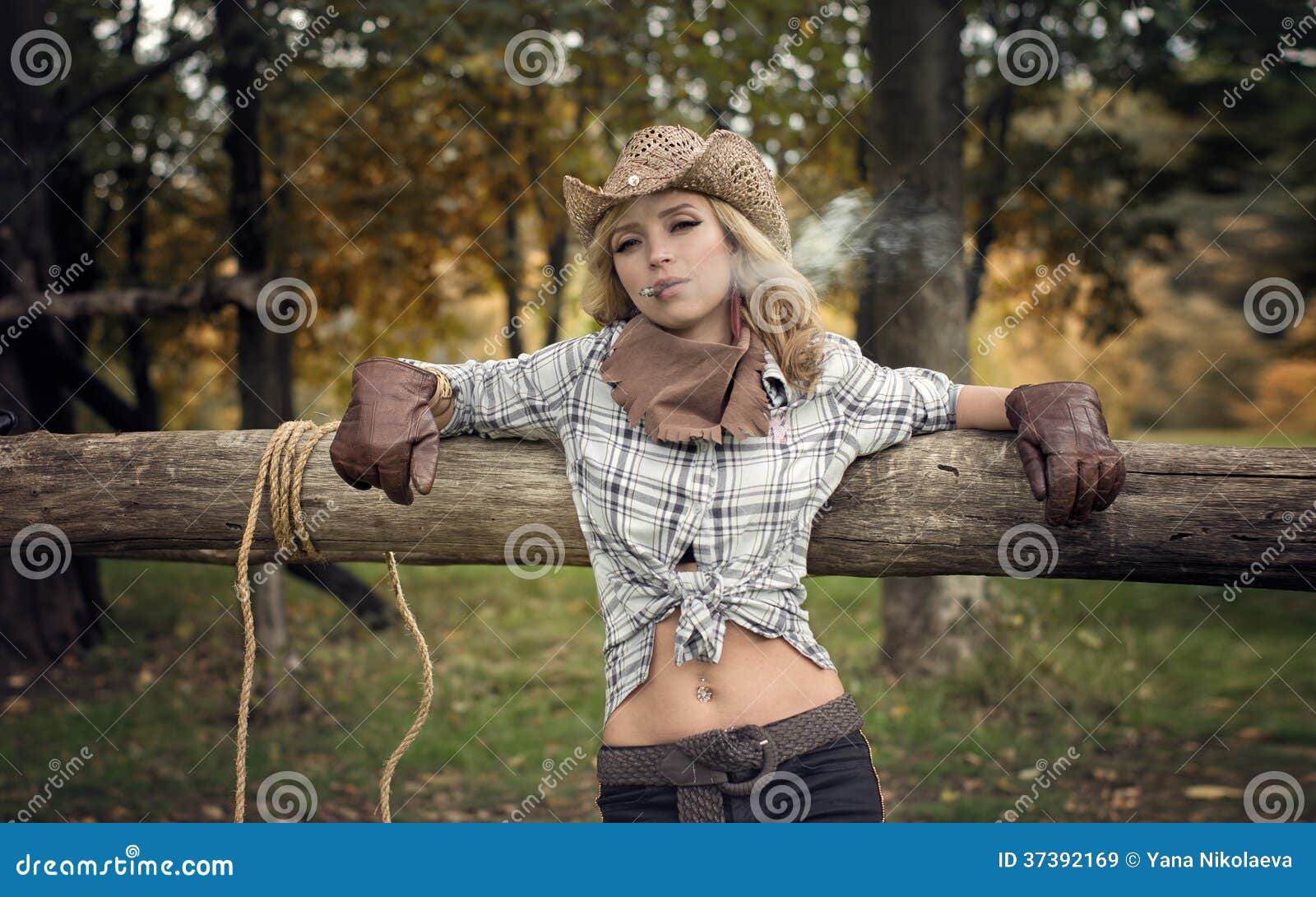 Cowgirl Kowbojska Dziewczyna Z Cygarem W Kowbojskiej Koszula I Kapeluszu Obraz Stock Obraz