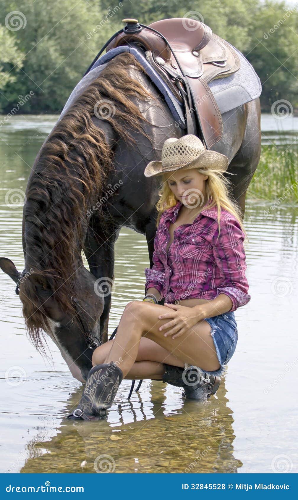 Cowgirl Z Koniem Zdjęcie Stock Obraz Złożonej Z Kopiasty 32845528