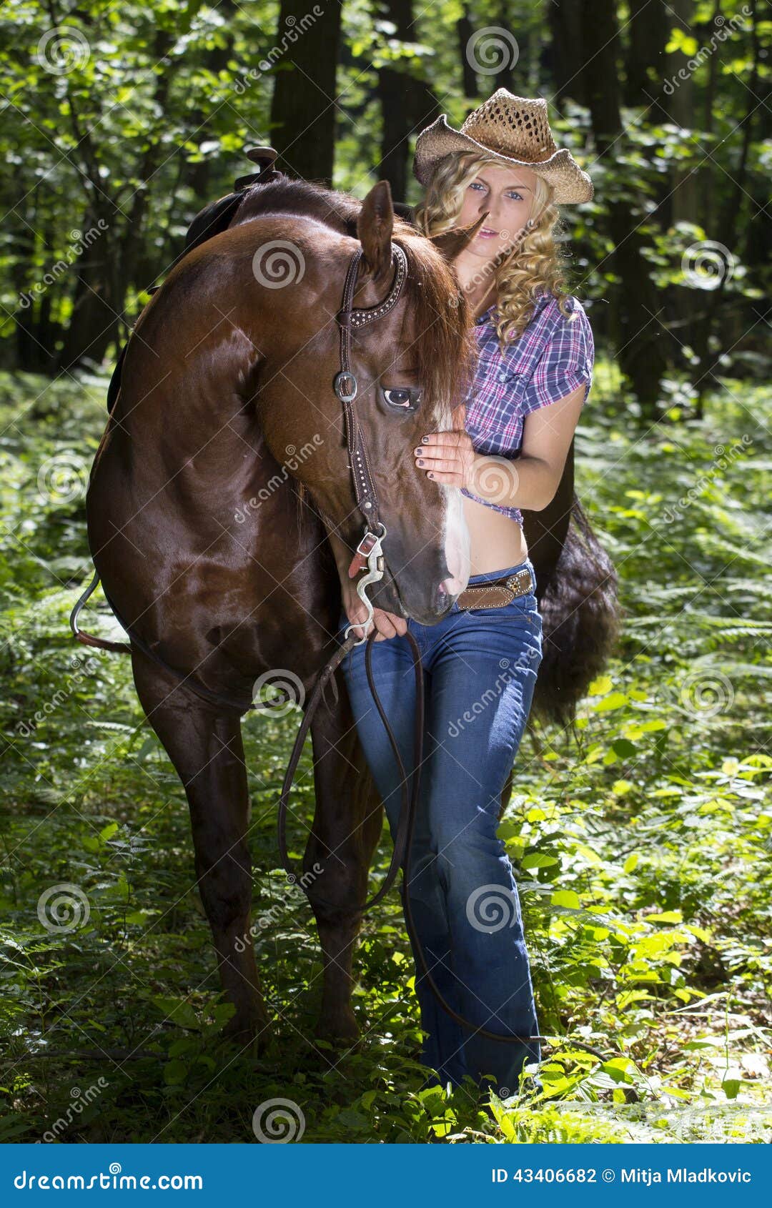 Cowgirl Z Koniem W Lesie Zdjęcie Stock Obraz Złożonej Z śliczny 43406682