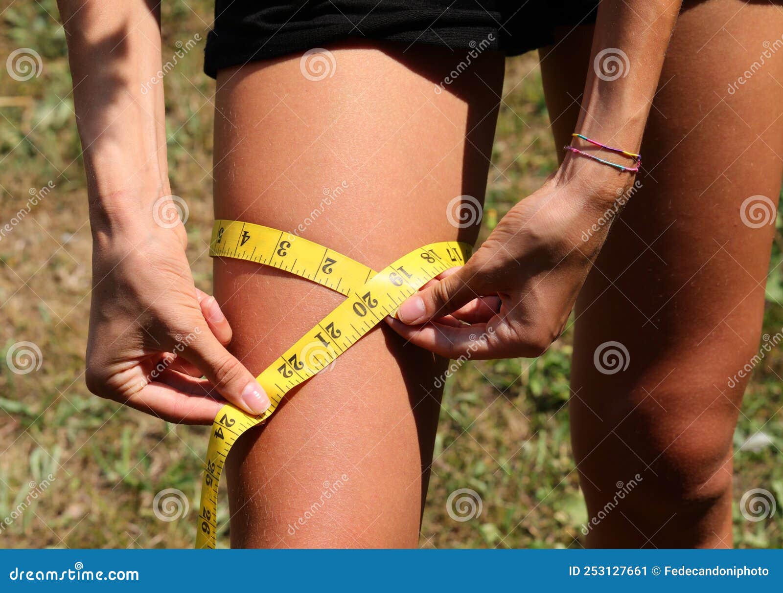 Coxa Da Fêmea Mais Fina Medida Com Uma Fita-medida Imagem de Stock - Imagem  de peso, medidas: 253127661