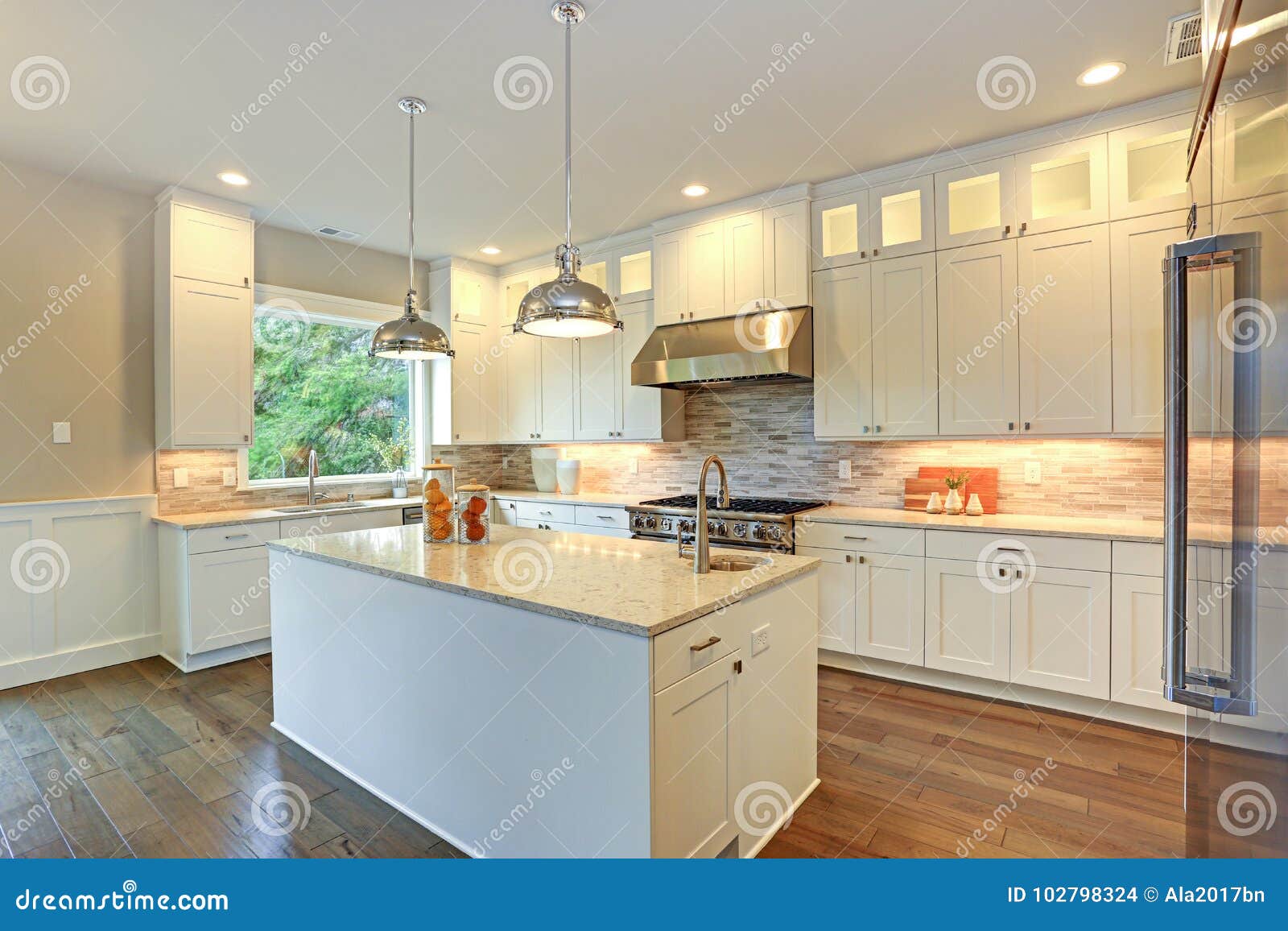 Cozinha Branca Luxuosa Com A Grande Ilha De Cozinha Foto De Stock Cozinha Branca Luxuosa Com A Grande Ilha De Cozinha Foto De Stock