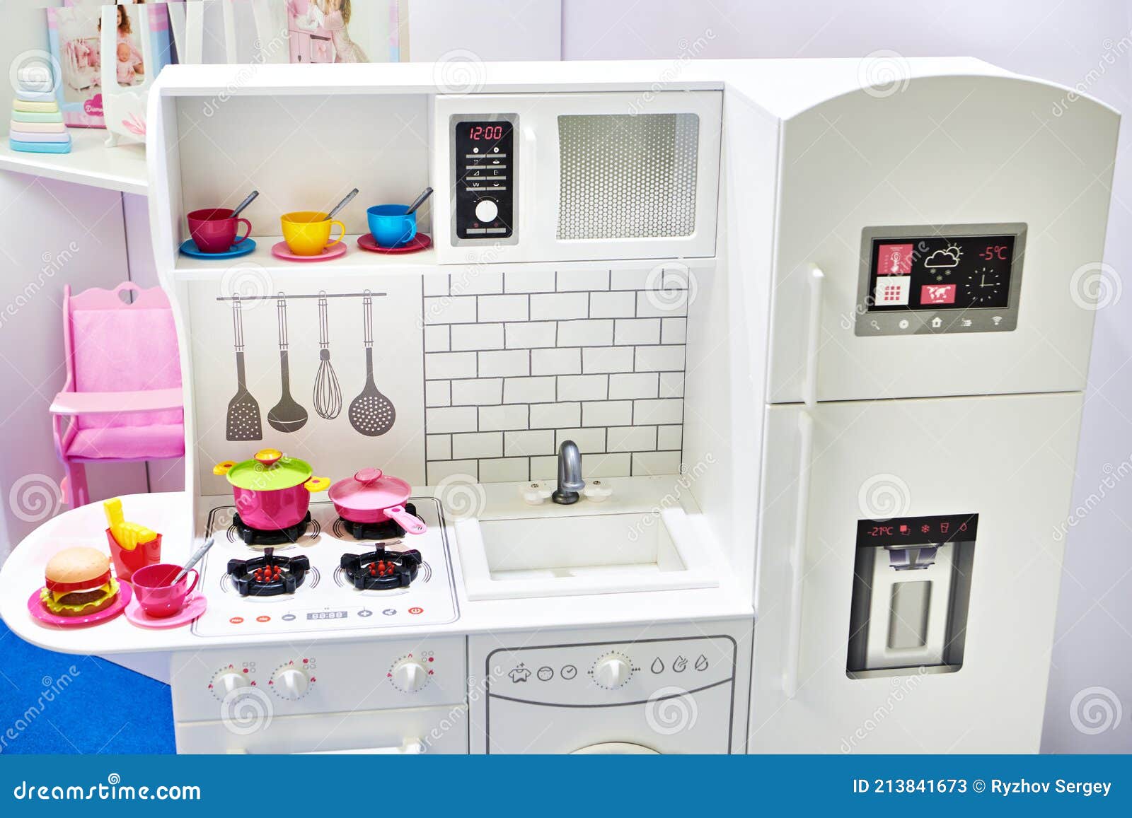 A Criança Prepara Comida De Brinquedo Na Cozinha Do Brinquedo. Imagem de  Stock - Imagem de infantil, alegria: 252436401