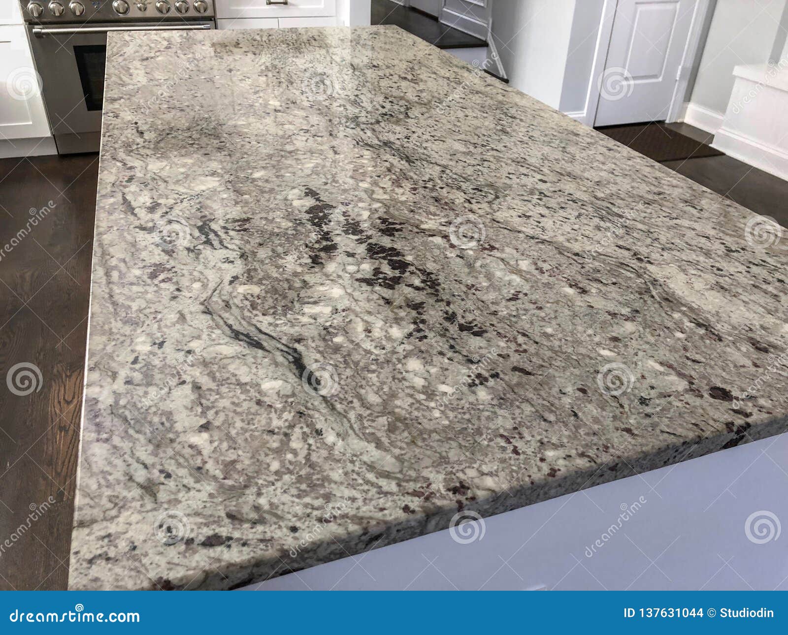 Cozinha Moderna Branca Com Ilha Em Granito No Centro Da Cozinha Foto de  Stock - Imagem de telha, colorido: 137631044, image size:1600x1290