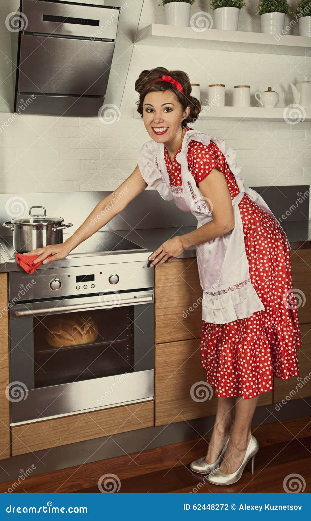 Cozinha Retro Da Limpeza Da Dona De Casa Foto De S