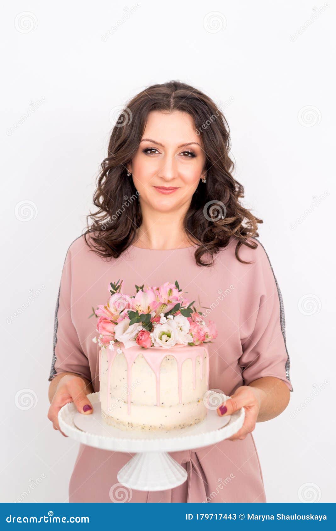 Cozinheira Feminina Segura Bolo Decorado Com Flores Em Fundo