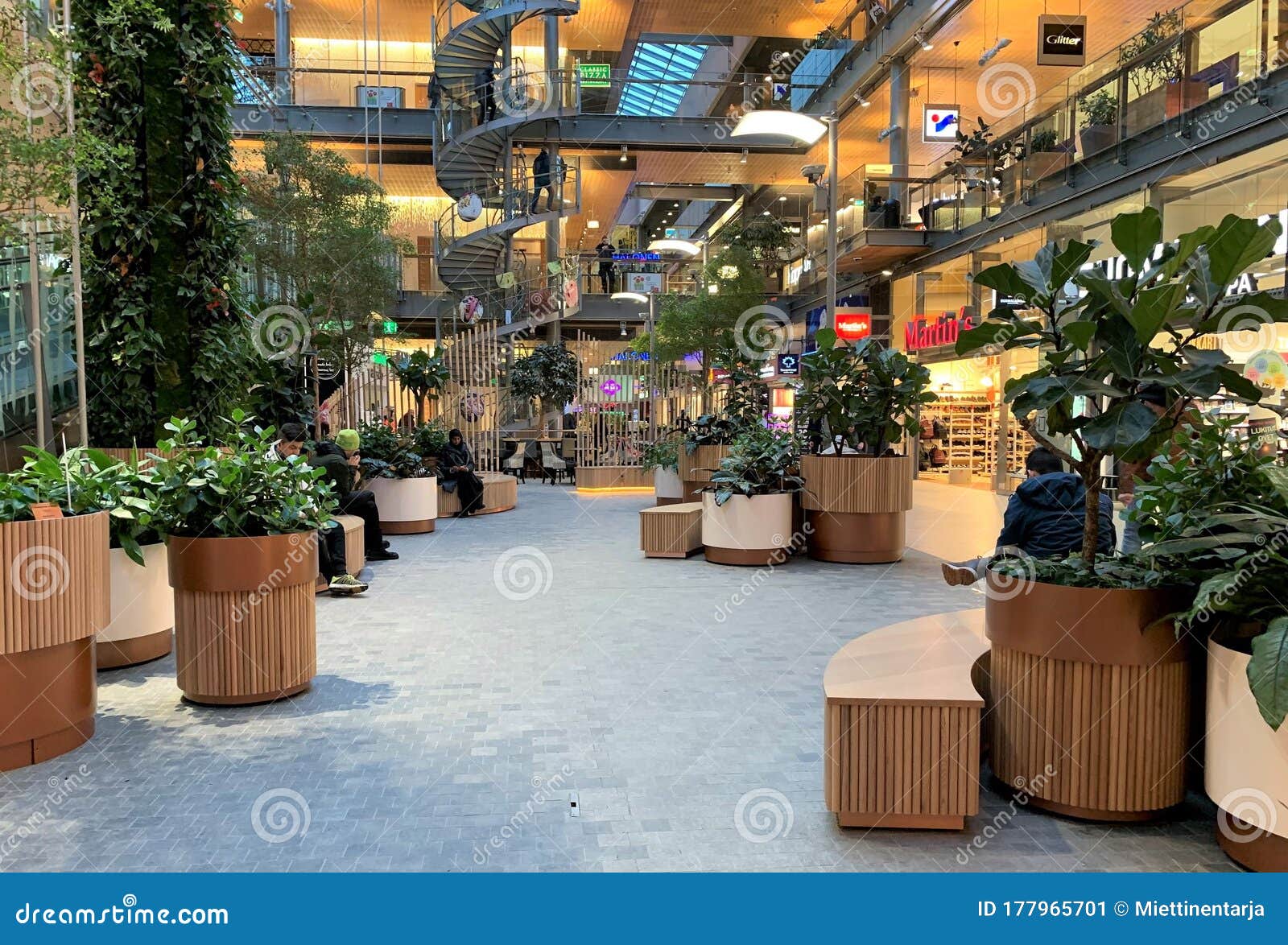 omvendt Objector strimmel A Cozy Area in a Shopping Center To Spend Time Editorial Photo - Image of  cozy, bench: 177965701