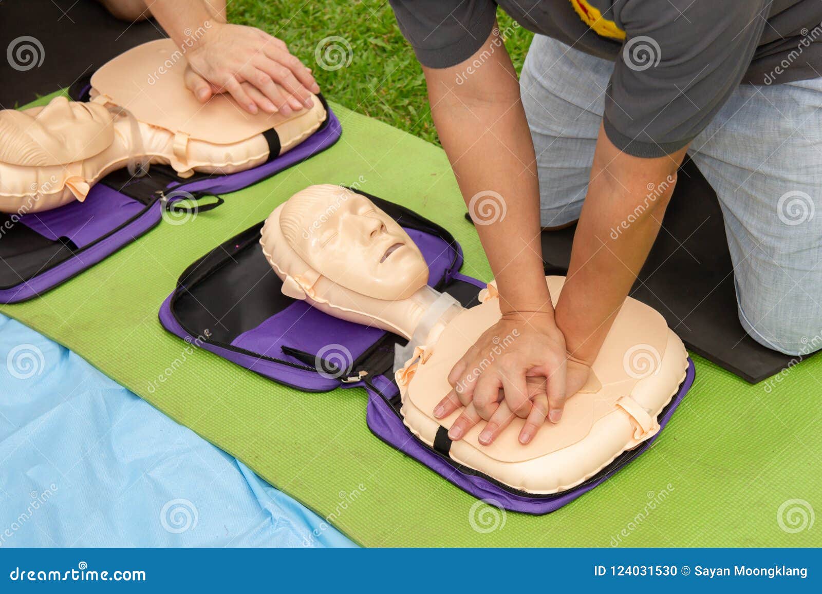 cpr trainning to a patient sudden cardiac arrest with patient model.