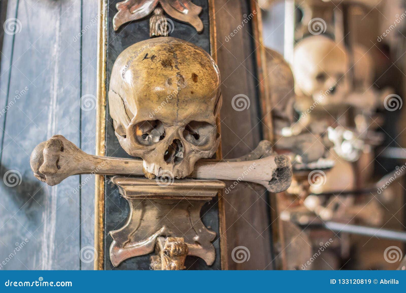 Cráneos Y Huesos Humanos En Una Iglesia En Kutna Hora Osario Checo De Sedlec: Kostnice En Sedci Imagen de archivo editorial - Imagen de turista, gente: 133120819 Cráneos Y Huesos Humanos En Una Iglesia En Kutna Hora Osario Checo De Sedlec: Kostnice En Sedci Imagen de archivo editorial - Imagen de turista, gente: 133120819