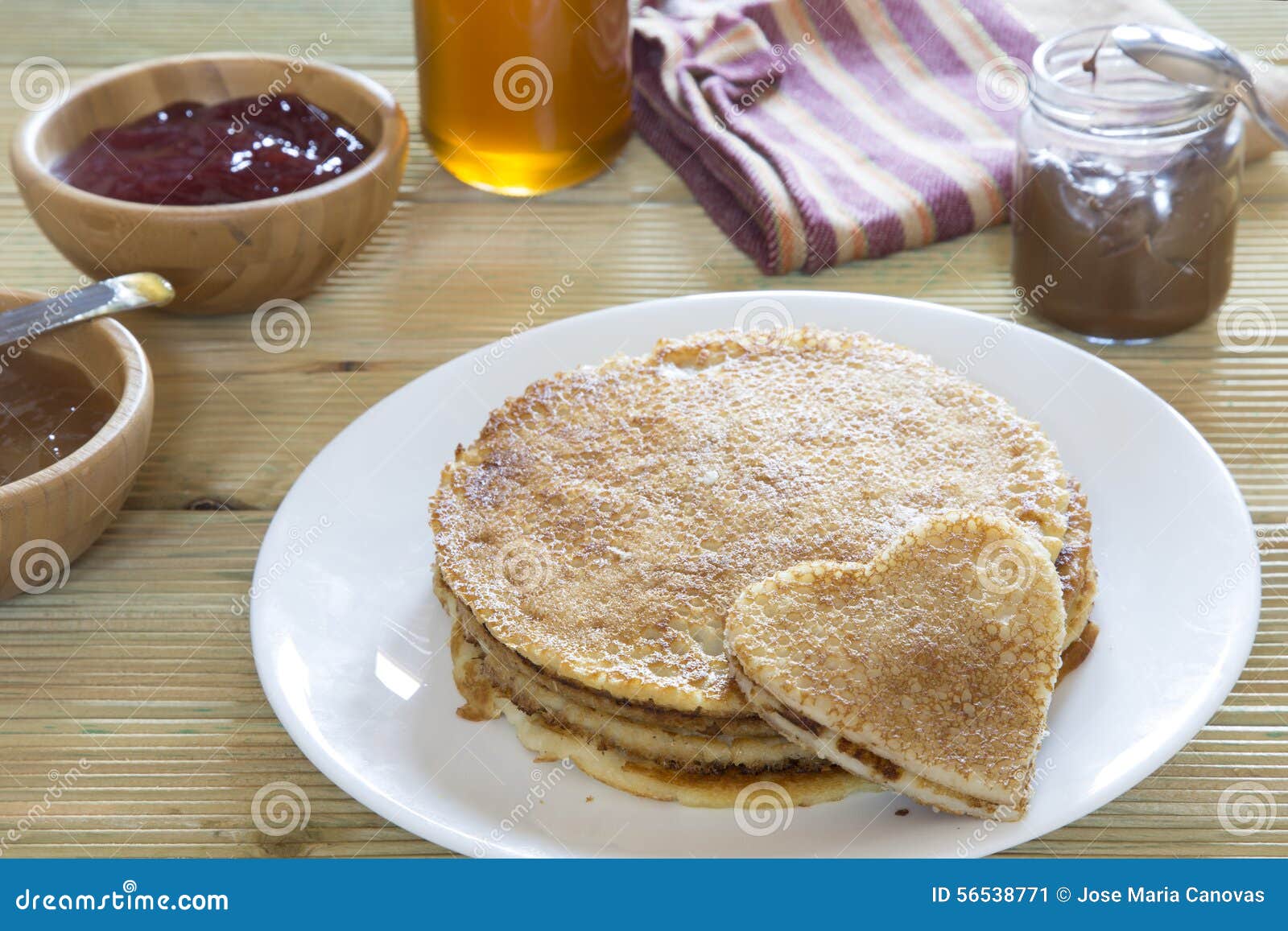 Crêpe En Forme De Coeur Sur La Pile De Crêpes Image stock - Image du matin,  cuisine: 56538771