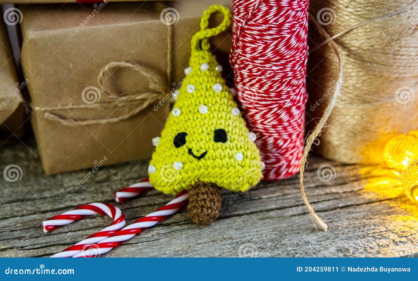 Un Ensemble De Jouets Faits Main D'arbre De Noël Faits Du Crochet Dans Un  Plateau En Bois Avec L'allemand. Style Champêtre Photo stock - Image du  métier, décoration: 202933542