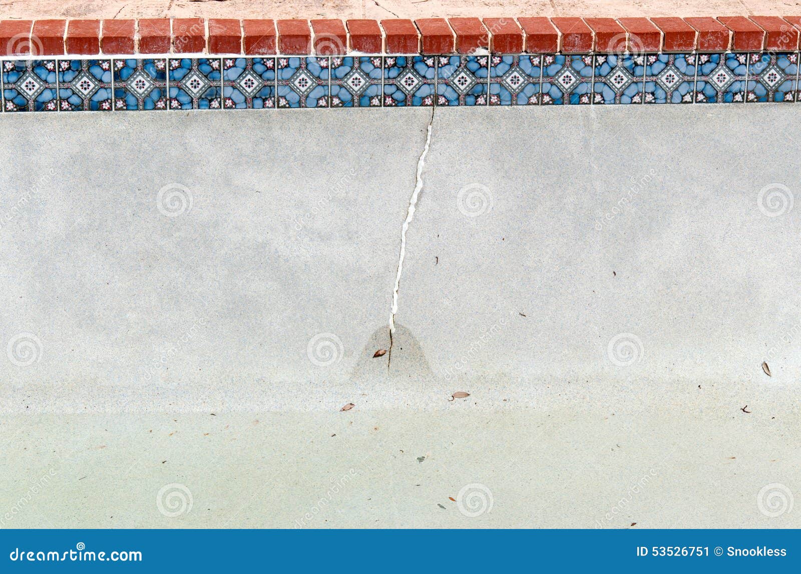crack in pool wall