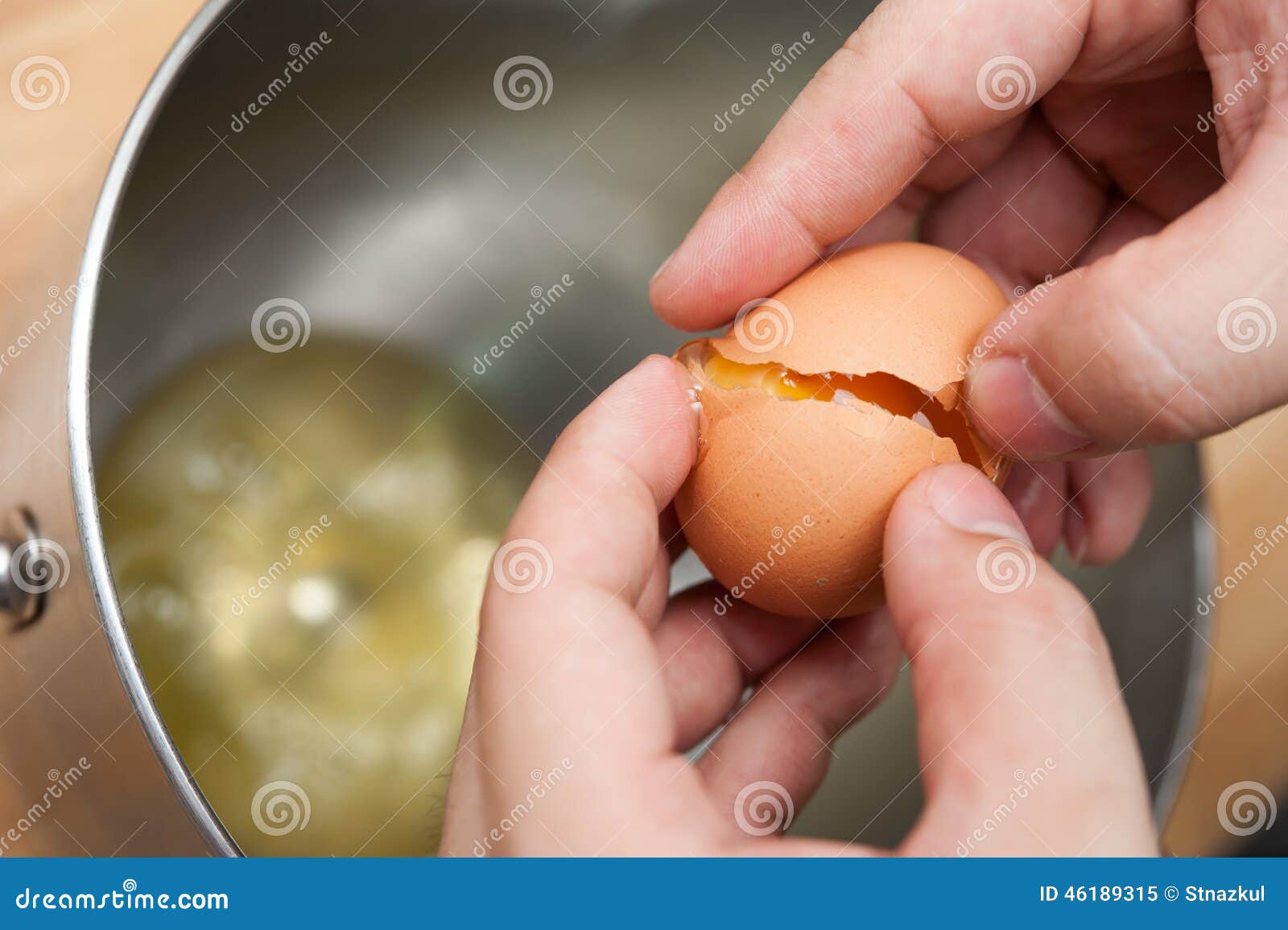 cracking eggs and seperate yolk from albumen