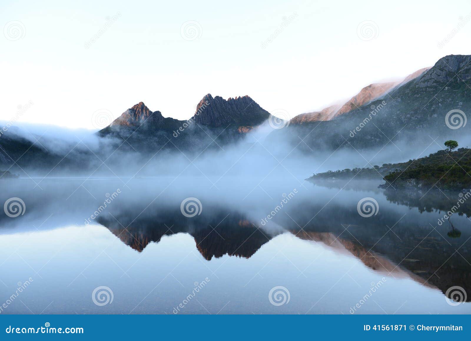 cradle mountain during morning at dove lake