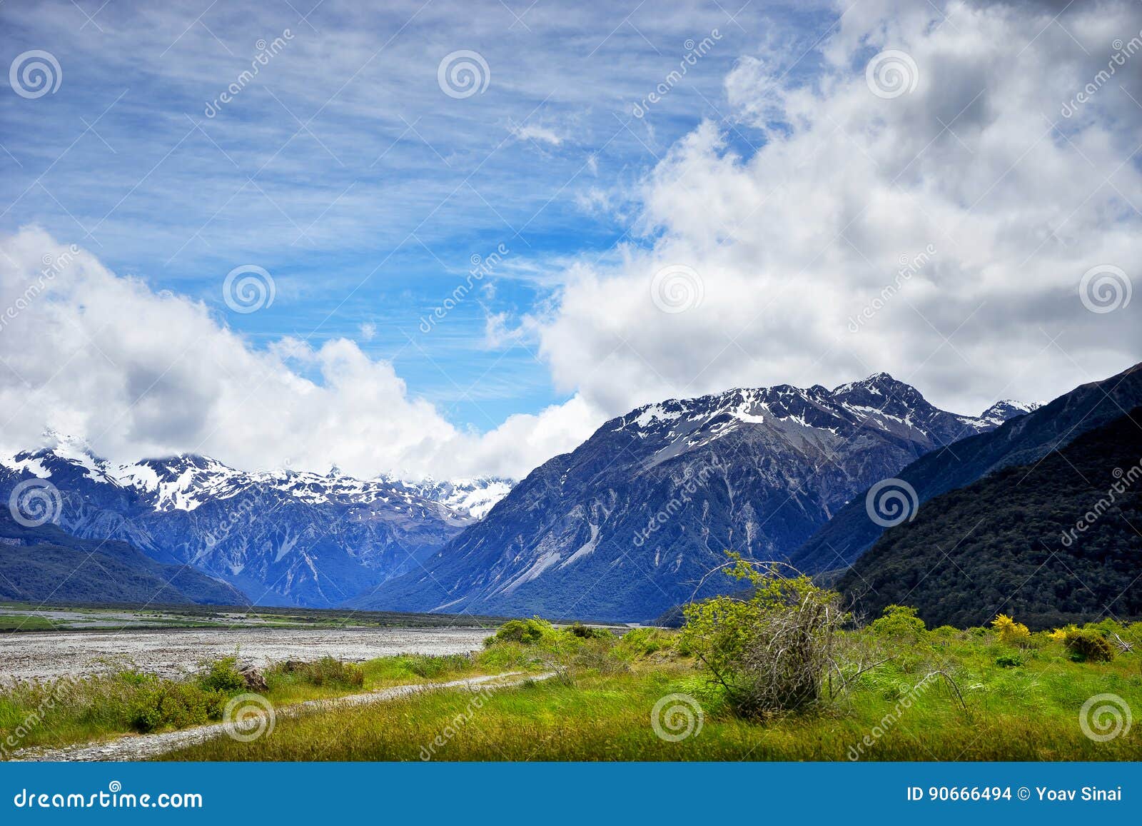 Craigieburn område, Nya Zeeland. Craigieburn område, Waimakariri River Valley, väg till passerandet för Arthur ` s, nyazeeländsk södra ö