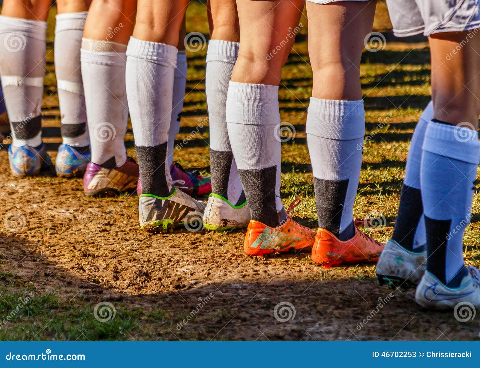 crampons-chaussettes-et-jambes-dans-la-b