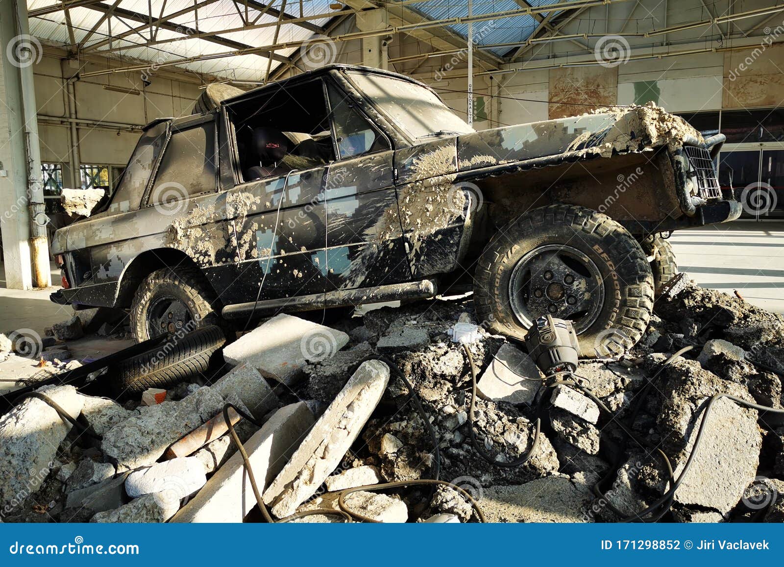 Crashed jeep car editorial photography. Image of broken 171298852