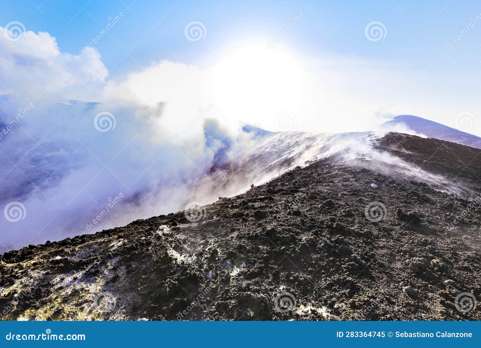 cratere cima etna - vista panoramica durante giornata di sole con emissione di vapore e gas