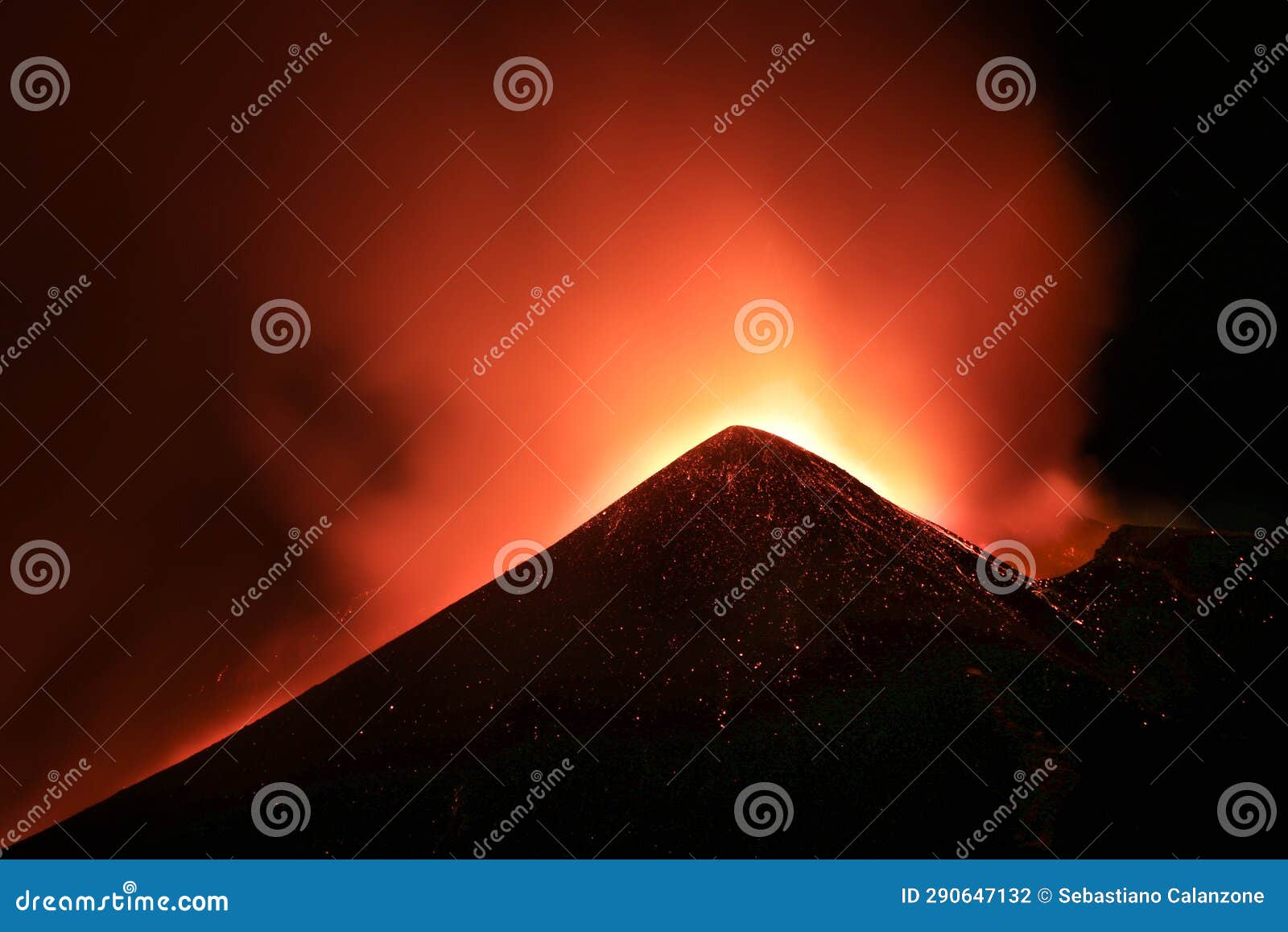 cratere etna in eruzione in primo piano durante suggestiva notte con lava incandescente ed emissione di cenere e fumo
