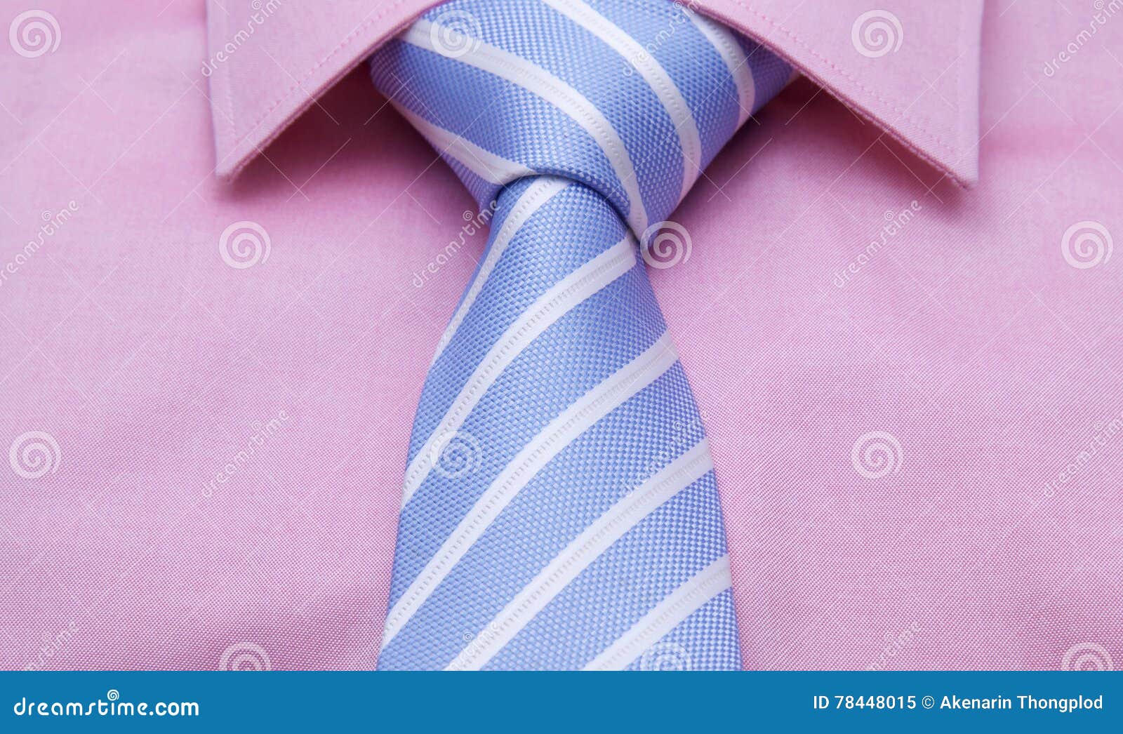 Cravatta E Striscia Blu Di Bianco Con La Camicia Rosa Immagine