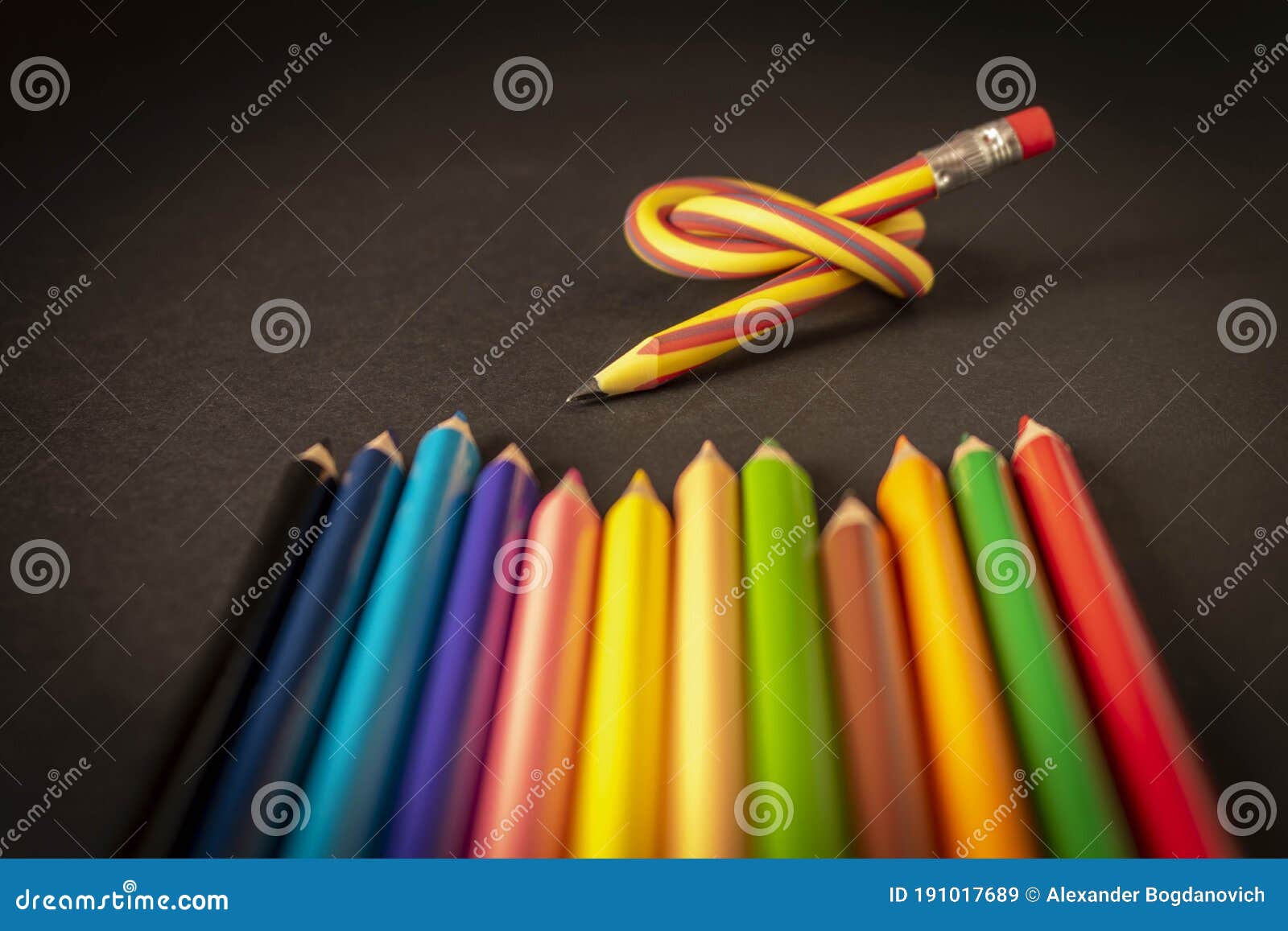 Crayon Flexible Et Un Groupe De Crayons De Couleur Sur Fond Sombre. Focus  Sélectif Image stock - Image du courbé, palette: 191017689