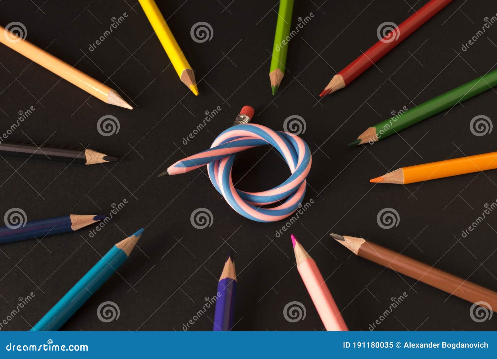 Crayon Flexible Et Un Groupe De Crayons De Couleur Sur Fond Sombre. Focus  Sélectif Image stock - Image du flexibilité, fermer: 191180035