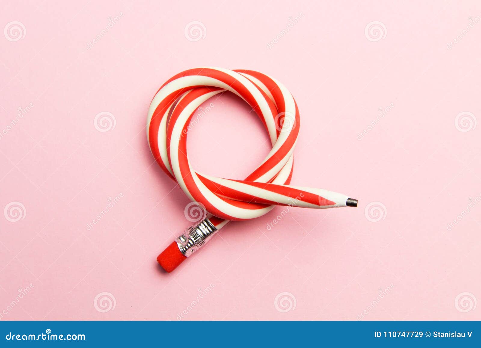 Crayon Flexible Sur Un Fond Rose Couleur Coudée Des Crayons Deux Image  stock - Image du stylo, école: 110747729