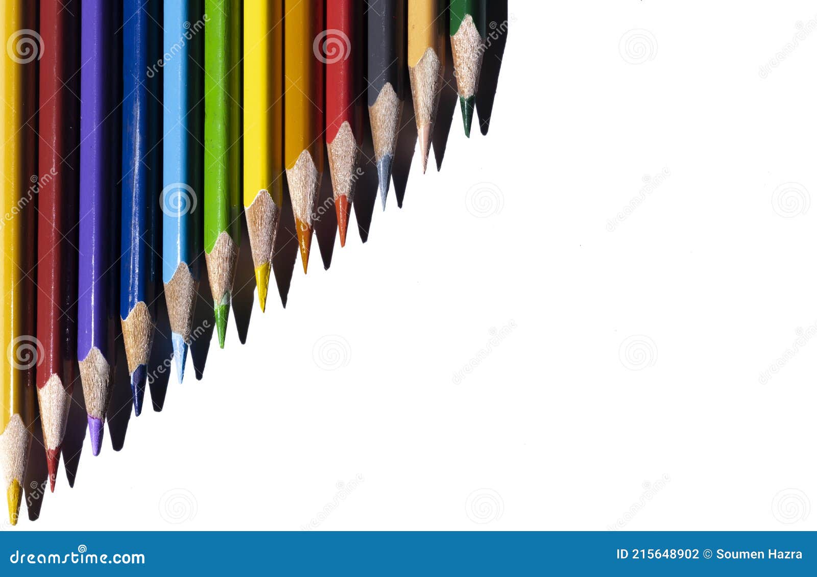 Crayons En Bois De Couleur Arc-en-ciel Sur Fond Blanc