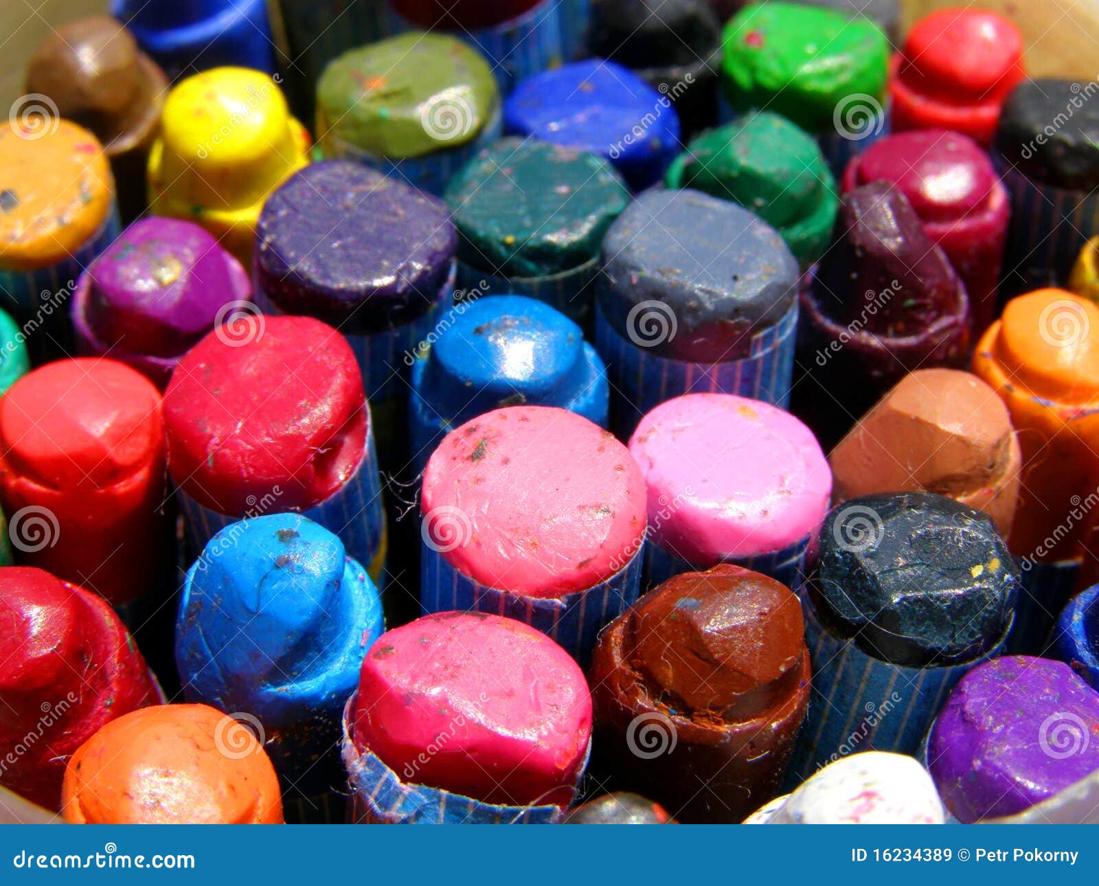 Crayons de cire de couleur image stock. Image du divertissement 16234389