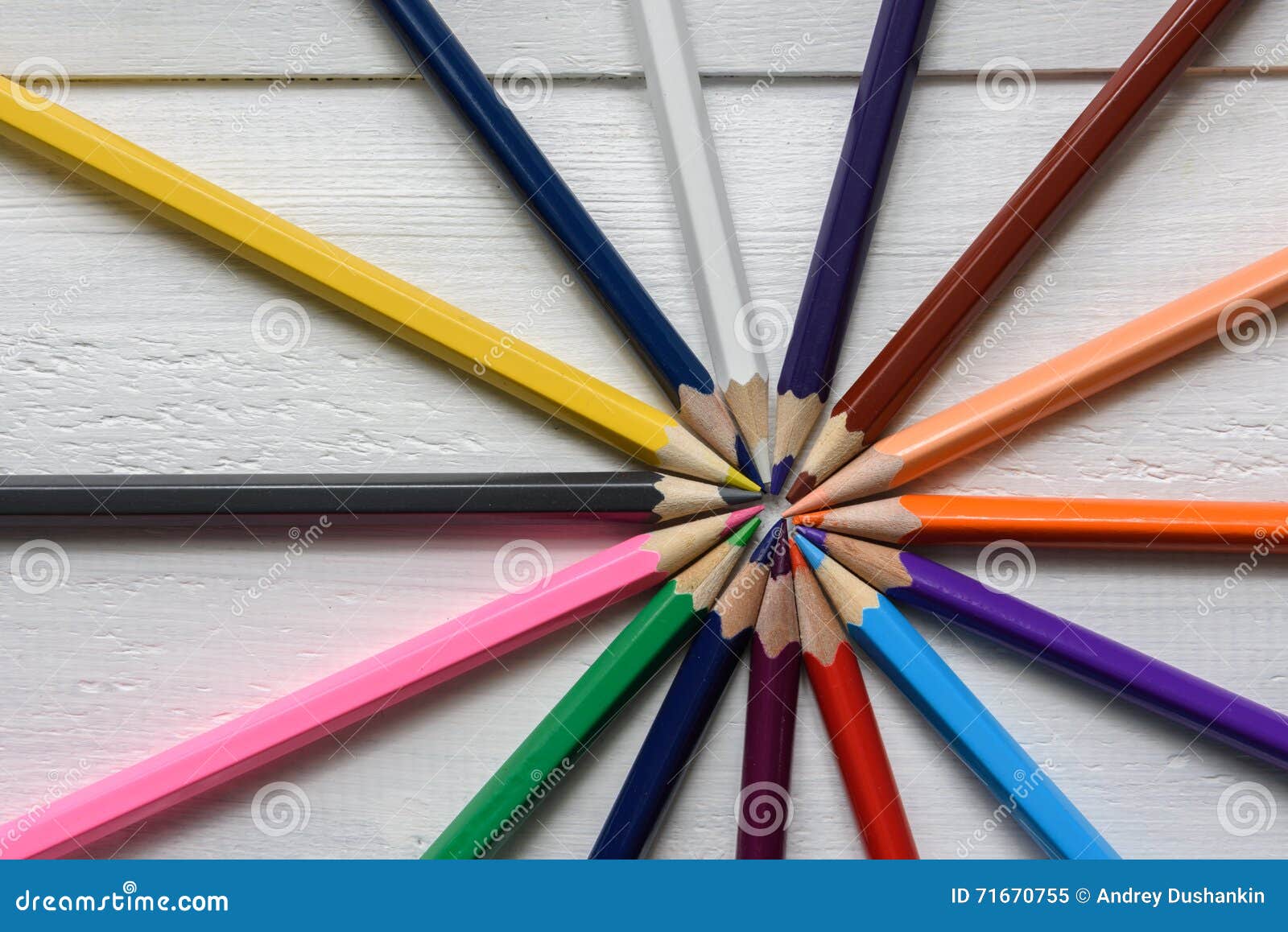 Crayons de couleur sur le fond en bois