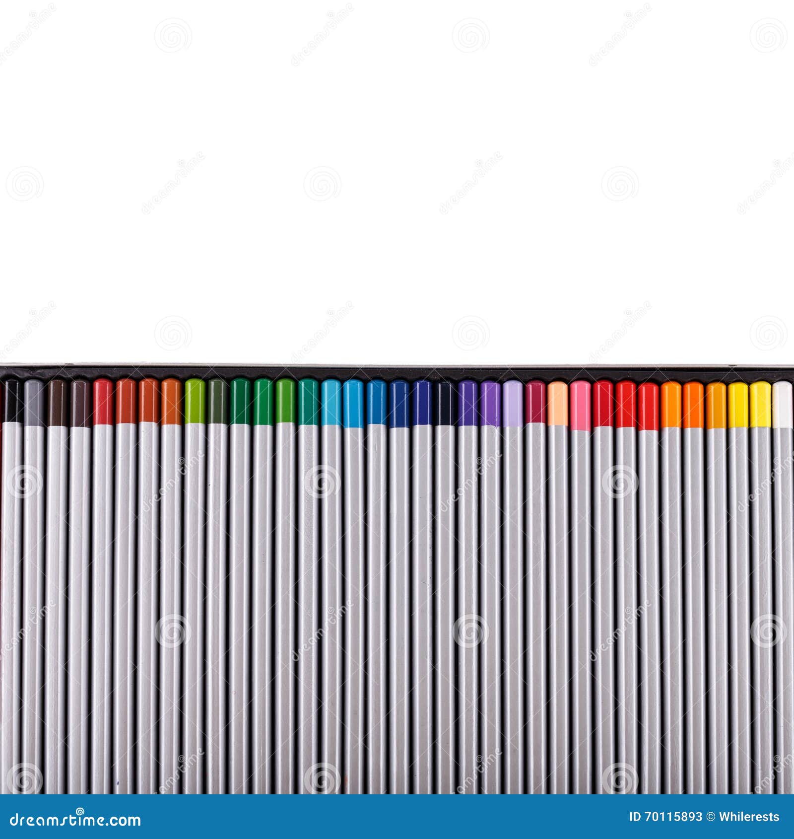 Crayons de couleur d'isolement sur la fin blanche de fond vers le haut. Crayons de couleur d'isolement sur le plan rapproché blanc de fond