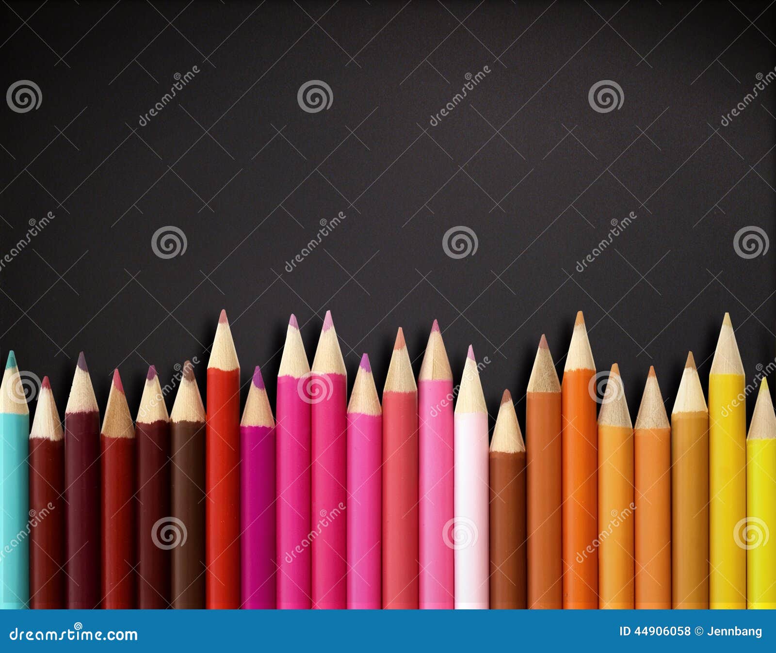 Crayons De Couleur Sur Le Tableau Noir Photo stock Image du crayons