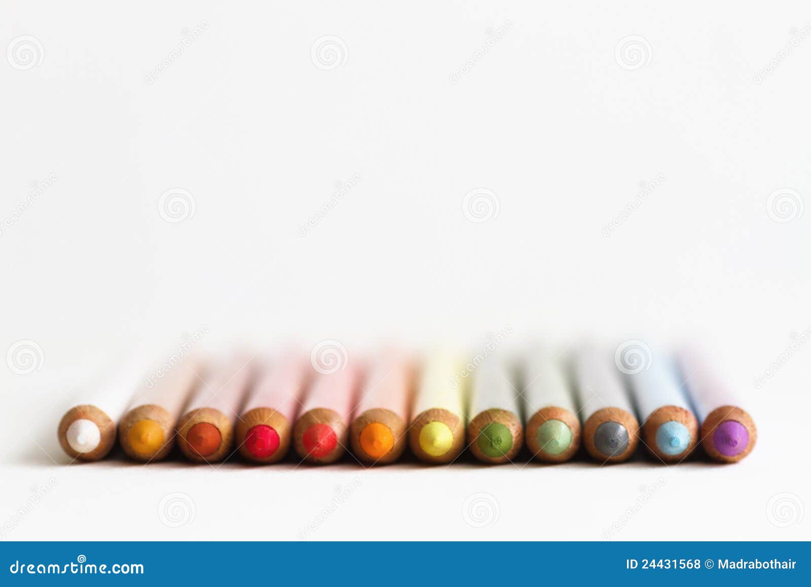 Crayons En Pastel Dans Une Ligne Photo stock Image du matériel, fond