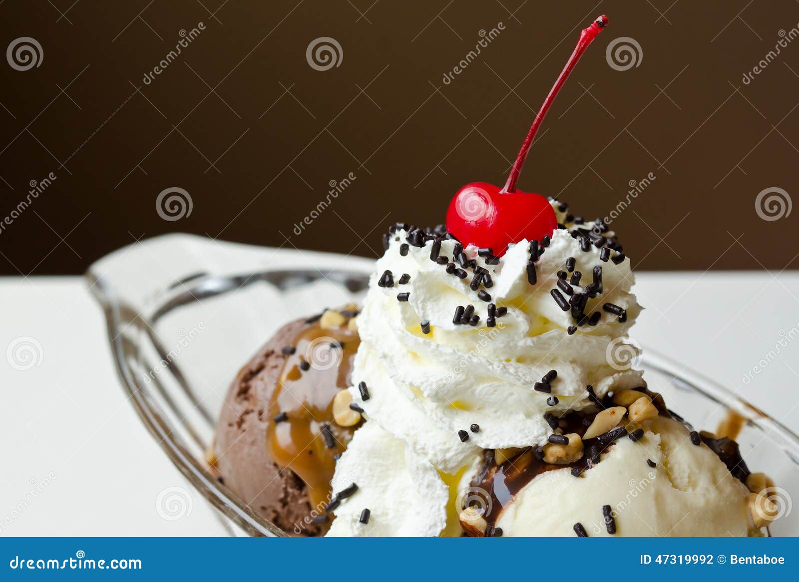 Cream sundae льда. Sundae, ваниль и шоколад мороженого