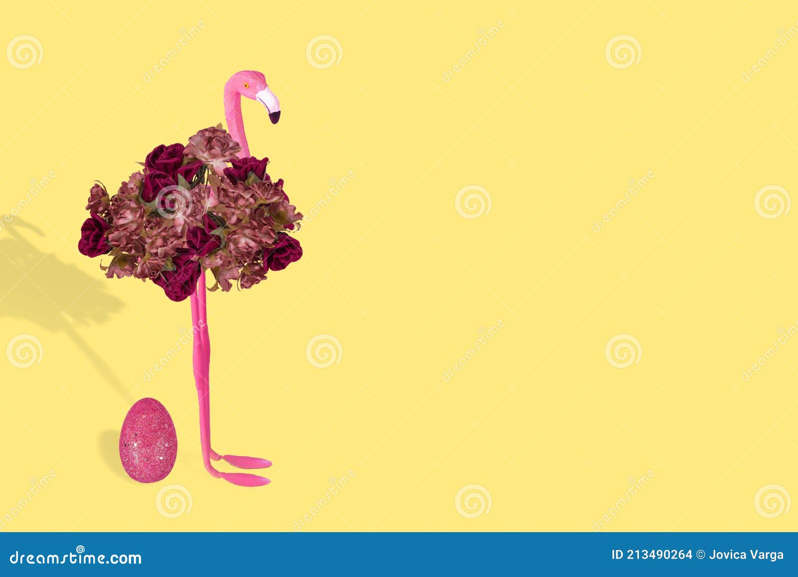 Creatief Leuk Idee Met Gestileerde Flamingo Roze Eitje Op Een Lichtgele Achtergrond Illustratie - Illustration of blij, idee: 213490264