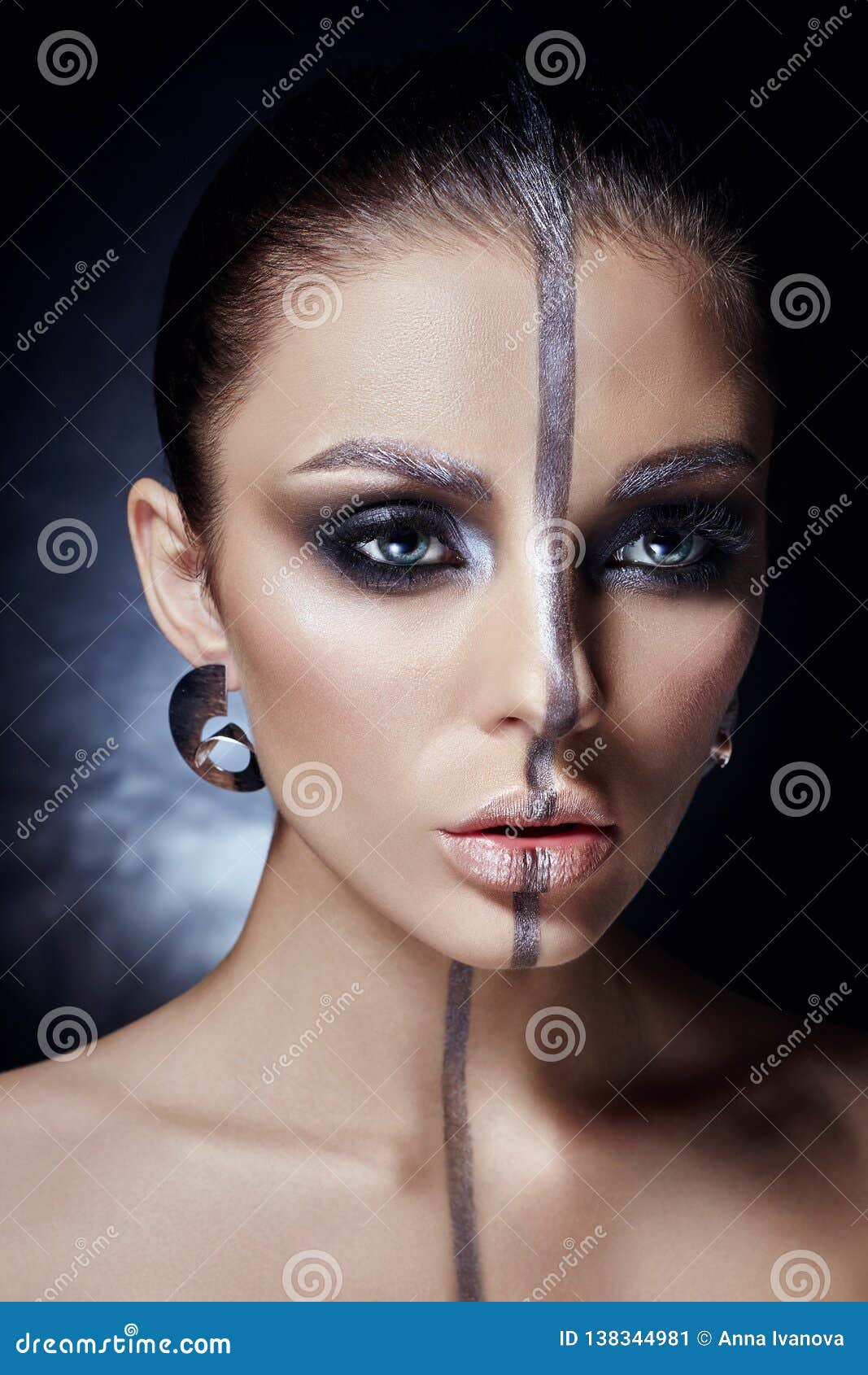 Creatieve Makeup Op Vrouwengezicht, Mooie Grote Ogen Manier Perfecte Makeup, Zilveren