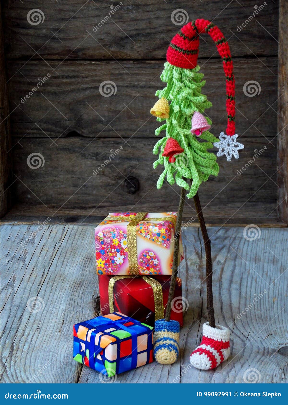 Regali Di Natale A Uncinetto.Creativo Lavori All Uncinetto Gli Alberi Di Natale Con I Regali Su Fondo Di Legno Fondo Della Carta Di Natale E Del Nuovo Anno Co Immagine Stock Immagine Di Background Idea 99092991