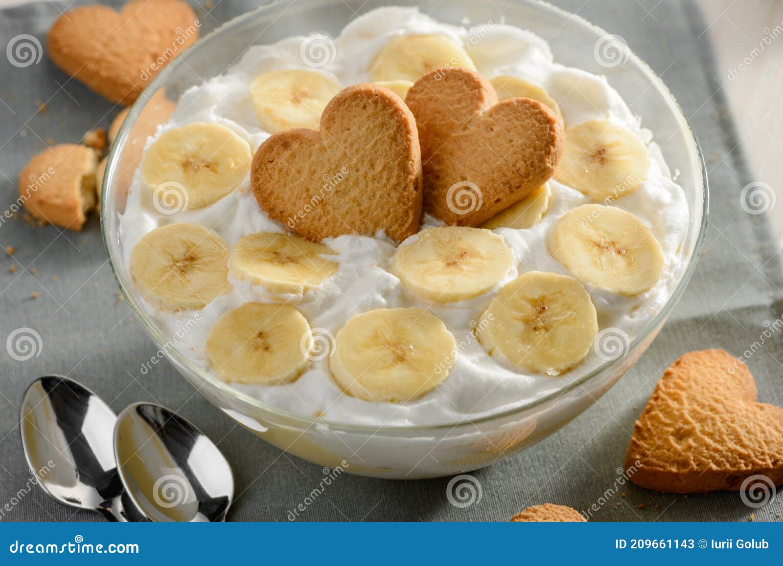 Crema De Banana Pudding Con Galletas En Forma De Corazón. Postre Lechero  Con Fruta Fresca Imagen de archivo - Imagen de delicioso, amor: 209661143