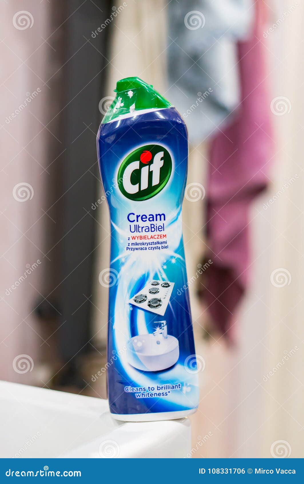 Crema De La Limpieza Del Cif Foto editorial - Imagen de botella, polonia:  108331706