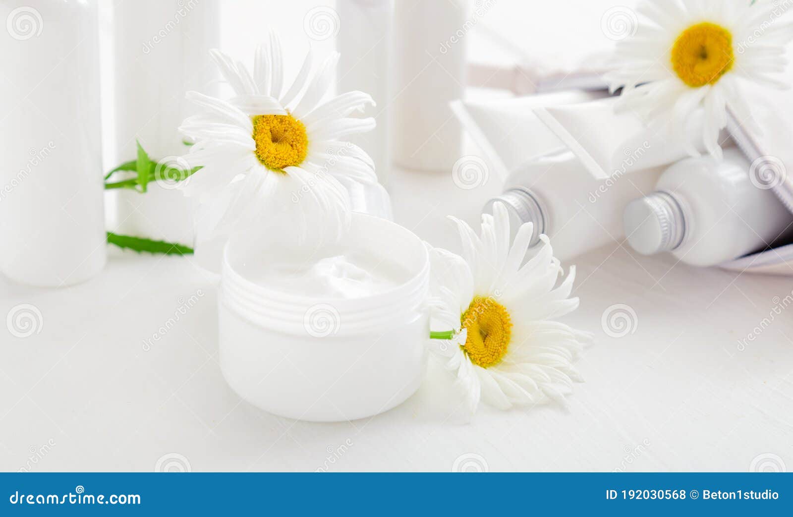 Crema De Piel Hidratante En Frasco Blanco Con Flores De Gamuza. Frasco Blanco De Plástico Para Crema De Piel Hidratante Loción En Foto de archivo - Imagen de sano, hidratante: 192030568 Crema De Piel Hidratante En Frasco Blanco Con Flores De Gamuza. Frasco Blanco De Plástico Para Crema De Piel Hidratante Loción En Foto de archivo - Imagen de sano, hidratante: 192030568