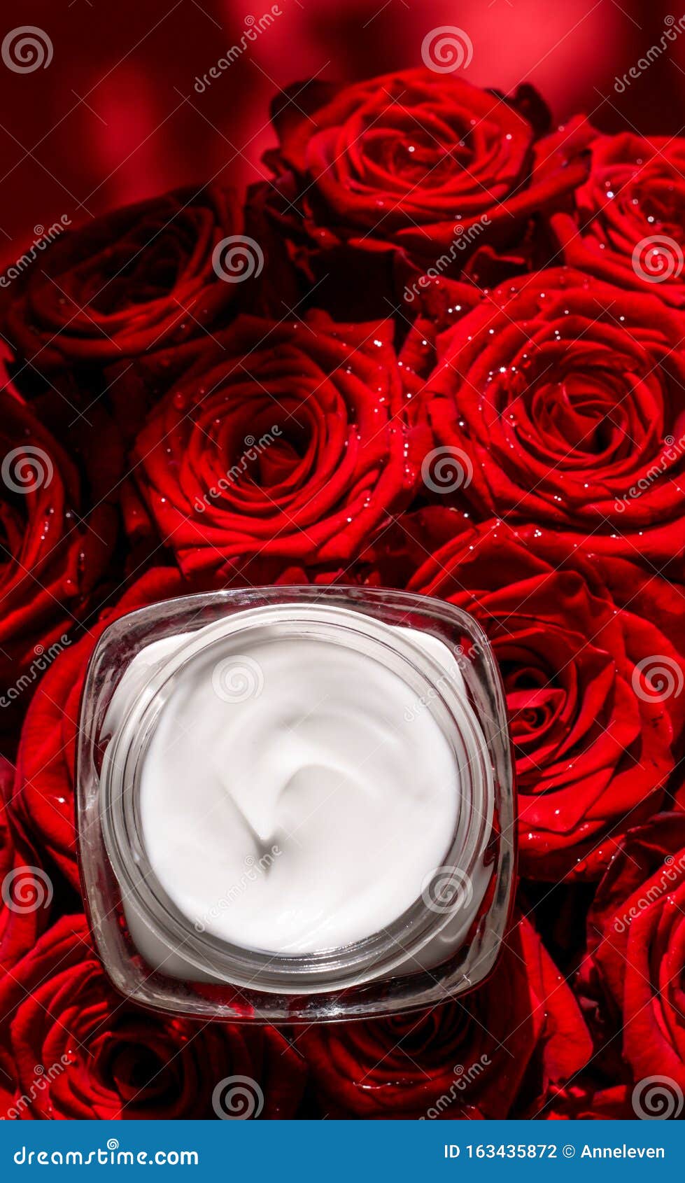 Crema Para La Belleza Hidratante Para Piel Sensible Y Rosas Rojas Flores, Cosméticos Limpios Y De Lujo Para El Cuidado De La Piel Foto de archivo - Imagen de fondo, crema: 163435872 Crema Para La Belleza Hidratante Para Piel Sensible Y Rosas Rojas Flores, Cosméticos Limpios Y De Lujo Para El Cuidado De La Piel Foto de archivo - Imagen de fondo, crema: 163435872