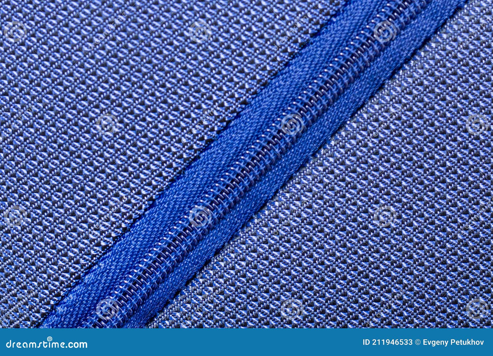 Cremallera Azul Para Bolsas De Ropa Para La Producción De Prendas De Vestir. Rollo De Cremallera De Plástico En Diagonal Imagen de archivo - Imagen de textura, 211946533