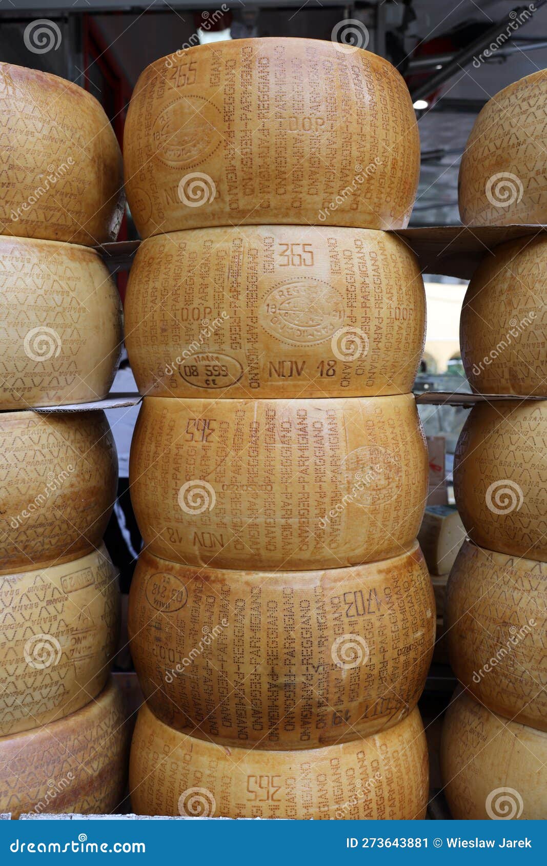 https://thumbs.dreamstime.com/z/cremona-italy-september-whole-wheels-parmigiano-reggiano-cheese-sold-street-stall-farmers-market-cremona-273643881.jpg
