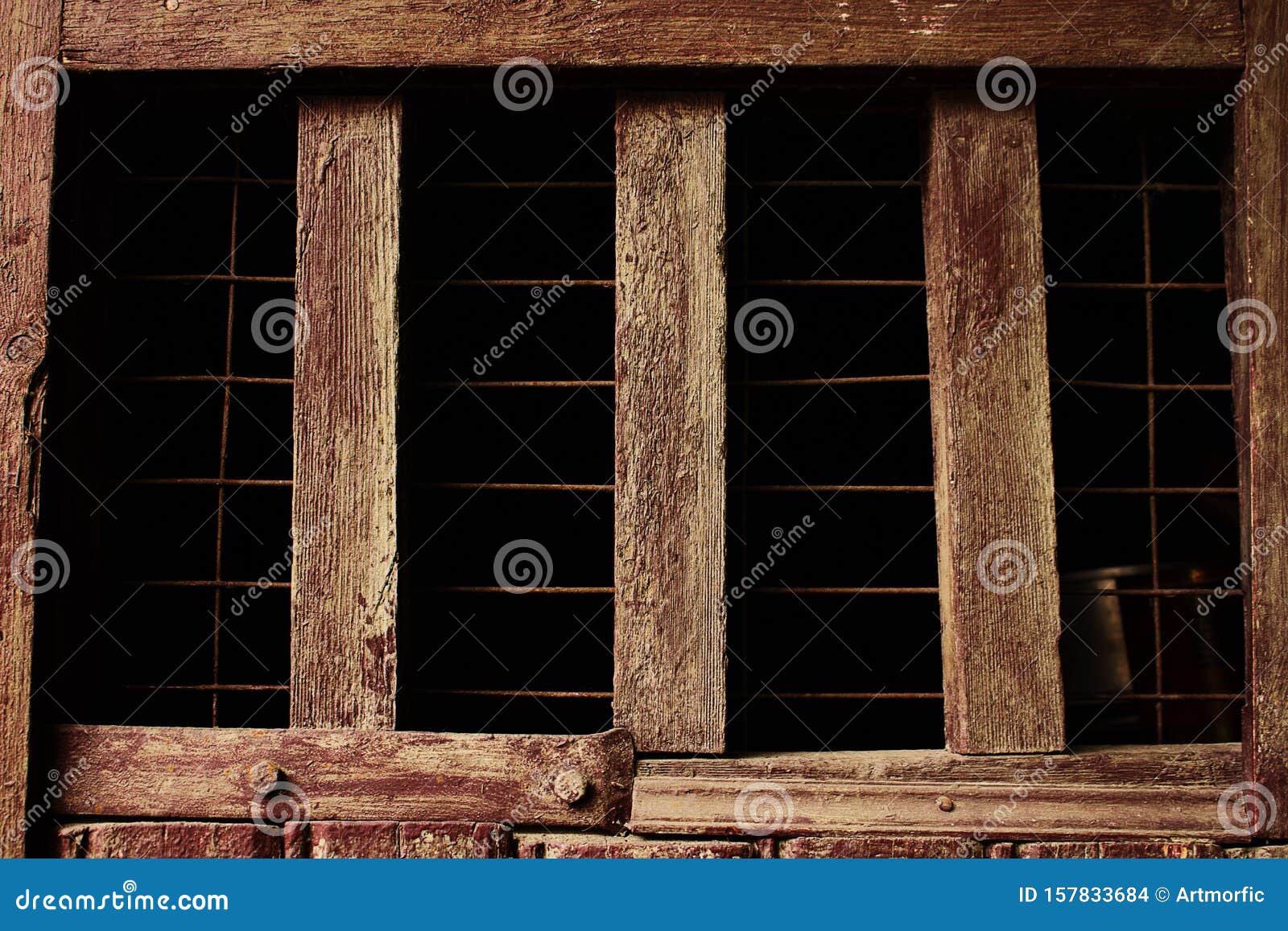 Crepante Ventana De Celda Oscura En Una Vieja Pared De Madera Marrón Foto de archivo - Imagen de marrón, oscura: 157833684