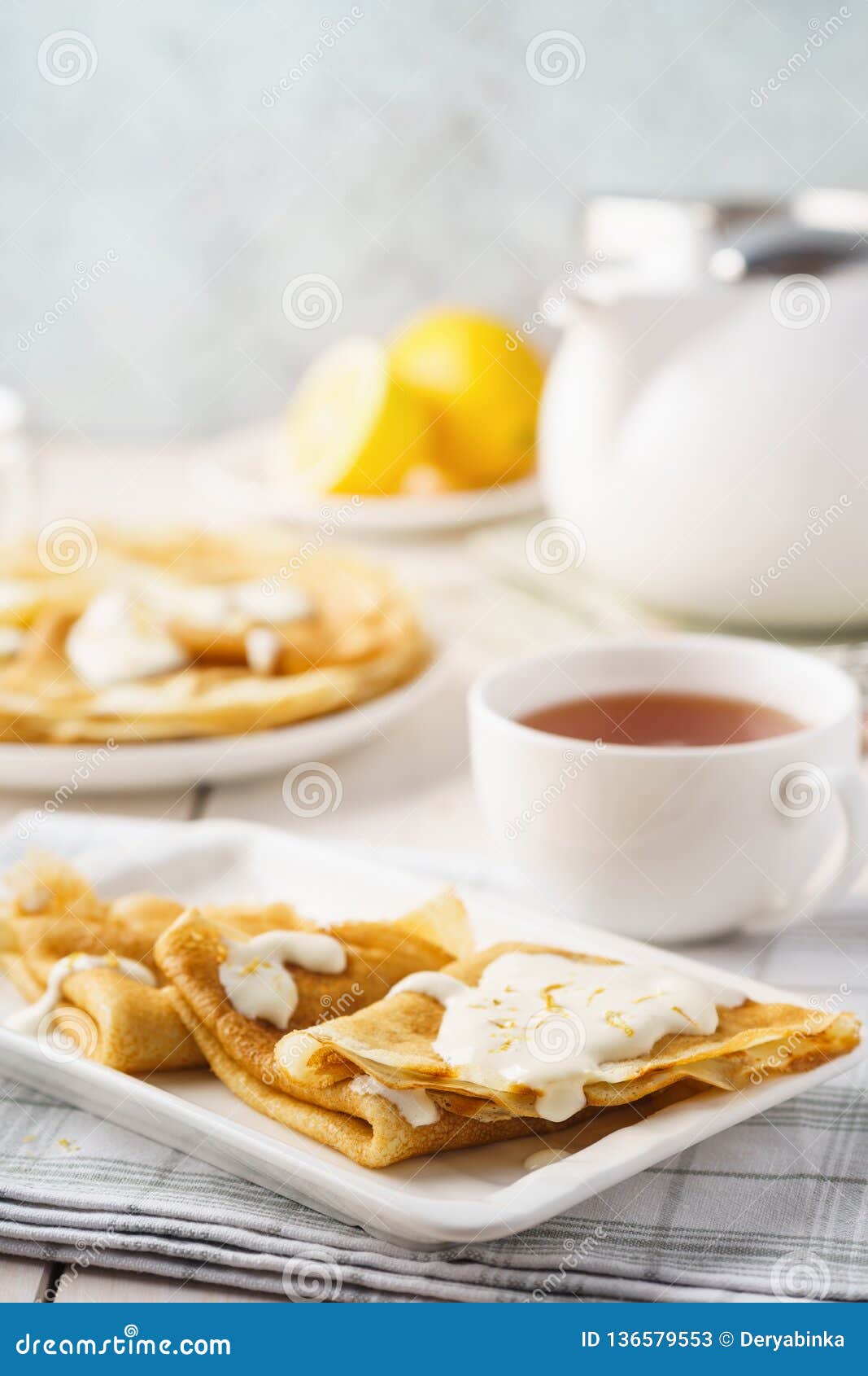 Crepes caseiros ou blini do limão com molho e chá cremosos
