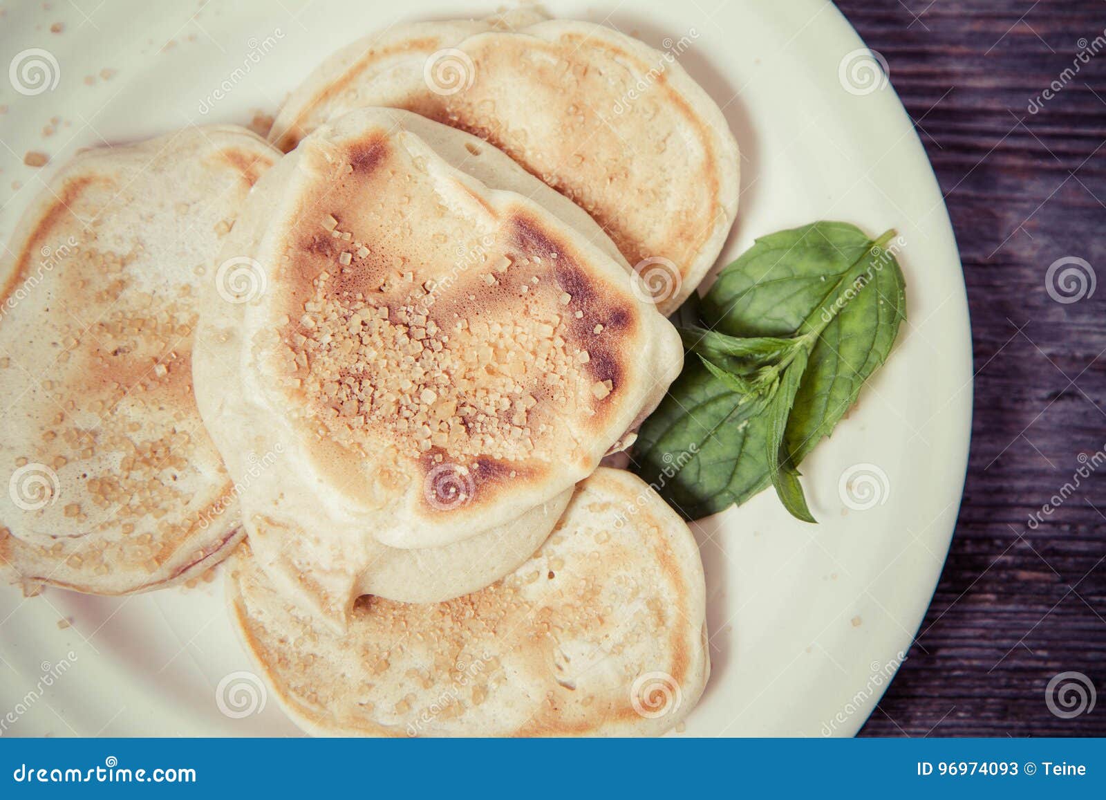 Crepes con las manzanas adornadas con la menta