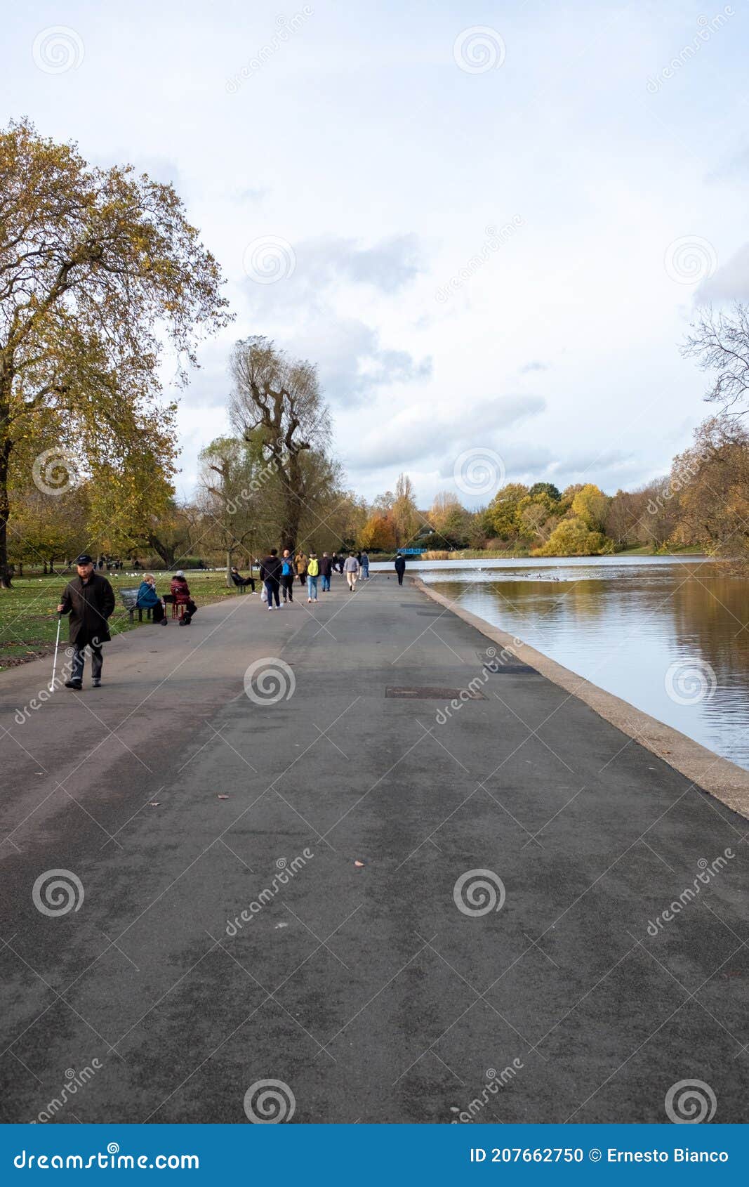medaljevinder Klappe Cordelia Crescents Park a Lovely Place To Commute and Enjoy Nature Editorial Image -  Image of person, canal: 207662750