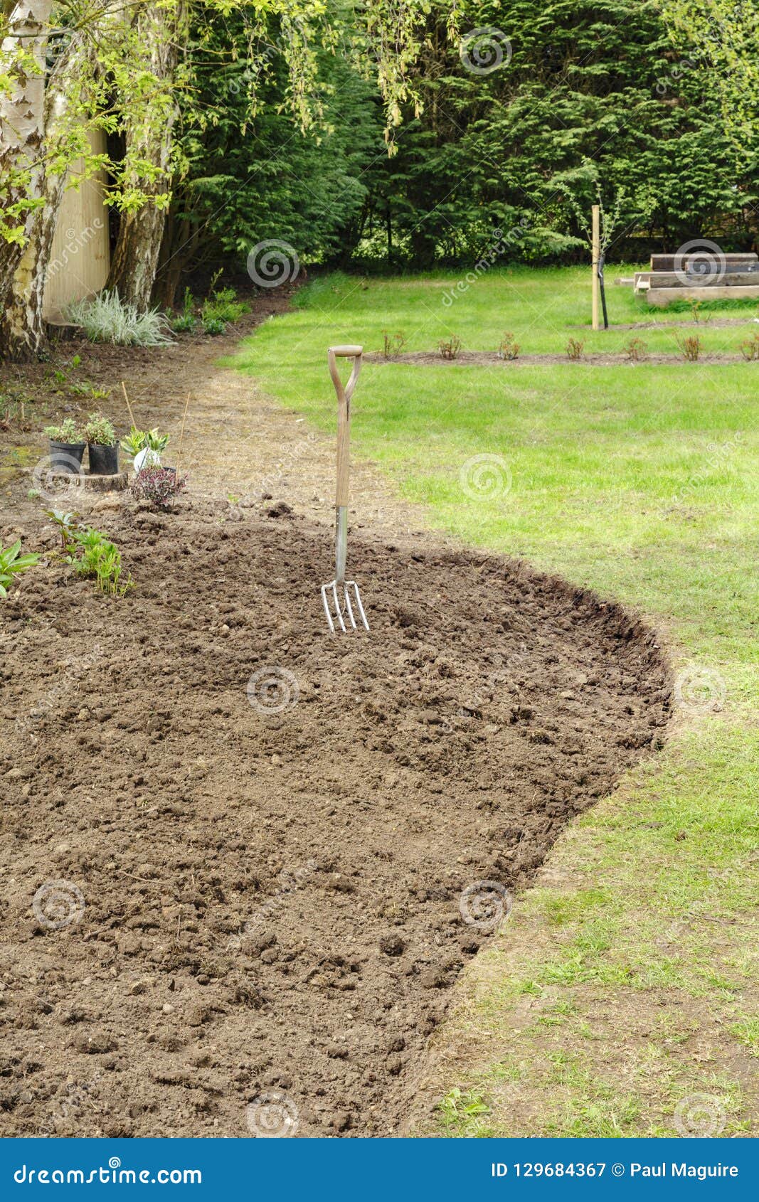 Creusement au-dessus d'un lit de fleur. Creusement au-dessus d'un nouveau lit de fleur avant la plantation dans un jardin