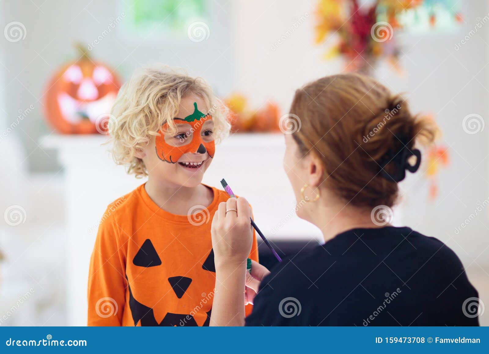 Fantasia infantil para o festival de halloween em casa. celebração